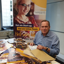 Herr Hirsch am Schreibtisch mit den neuen Infomaterialien
